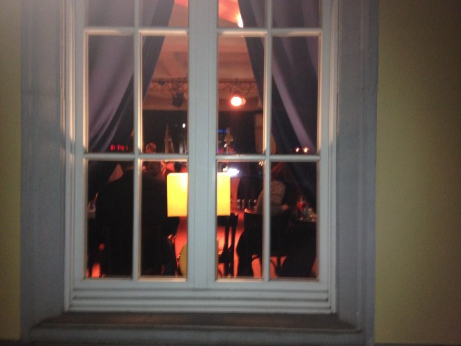 Premierenfeier von außen. Voller Stars. 