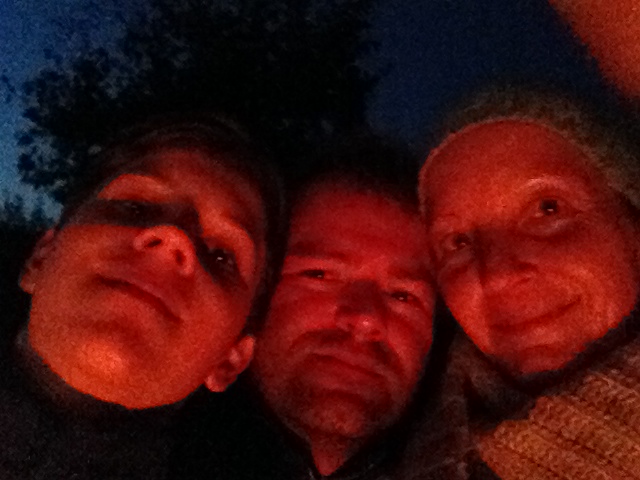 Beispielbild eines albernes und unvorteilhaftes Familienselfies am Feuer (Archivbild von 2012)