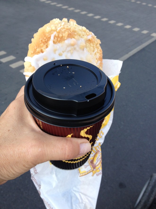 Na, geht doch! Ich kann meinen Kaffee und meine Streuselschnecke halten und dabei fotografieren!