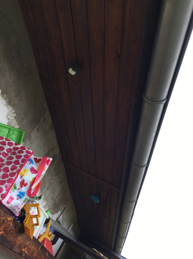 Wir haben eine blaue Mülltüt in das Loch gestopft. Es also repariert. Das Loch im Haus ist noch immer da...